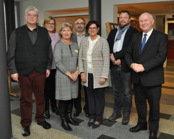 Ehrengäste, Vorstandsmitglieder und und Referenten bei der Eröffnung des Hospizbüros in Dingolfing